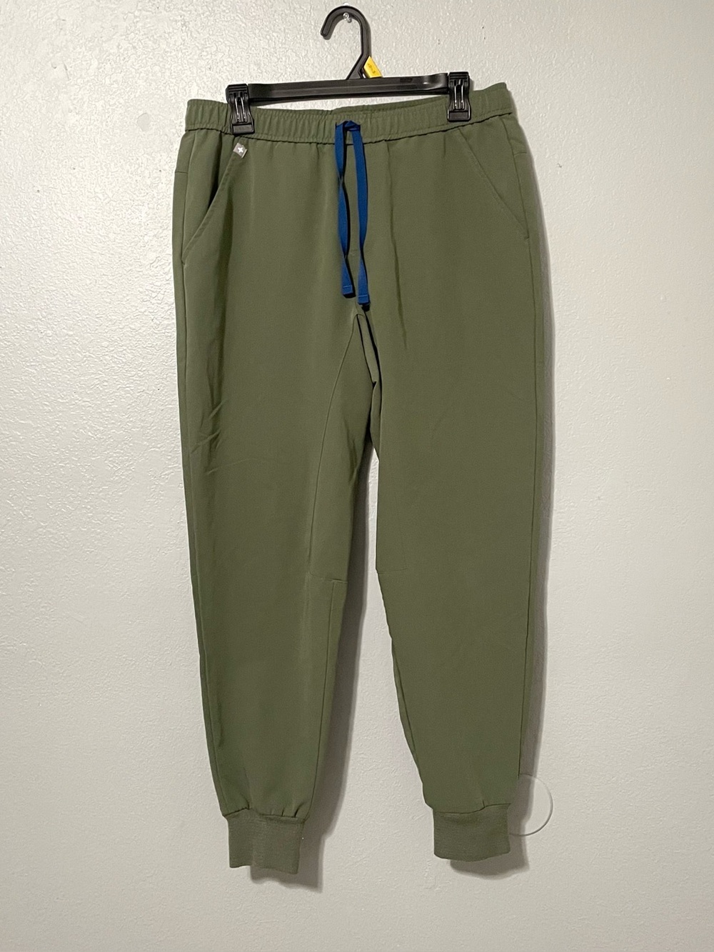 Figs Tansen Olive Moss Green Scrub Joggers Mens Medium Short